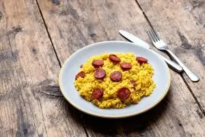 Gele rijst met chorizo