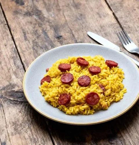 Gele rijst met chorizo