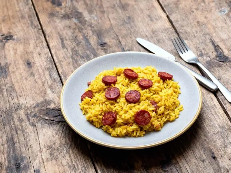 Gele rijst met chorizo
