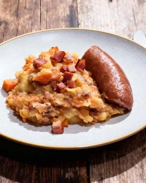 Hutspot met rookworst en spekjes