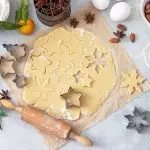 Bladerdeegtaart met kaas en tomaat