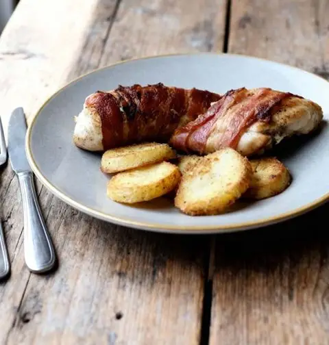Kip in spek met gebakken aardappelen