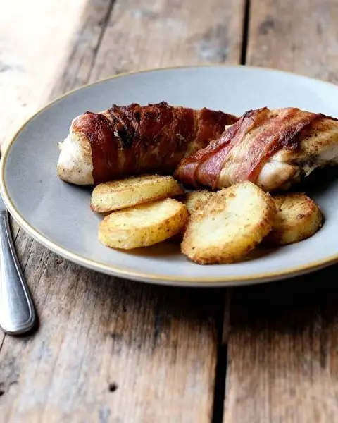 Kip in spek met gebakken aardappelen