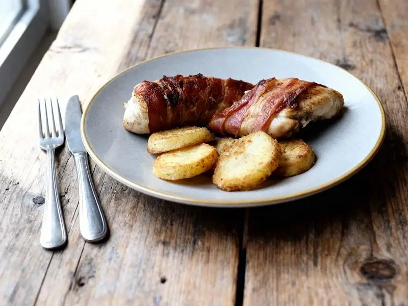 Kip in spek met gebakken aardappelen