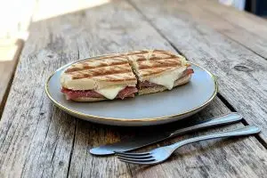 Panini met mozzarella en serranoham