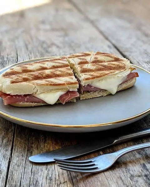Panini met mozzarella en serranoham