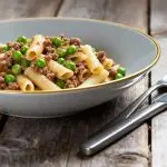 Kip in spek met gebakken aardappelen