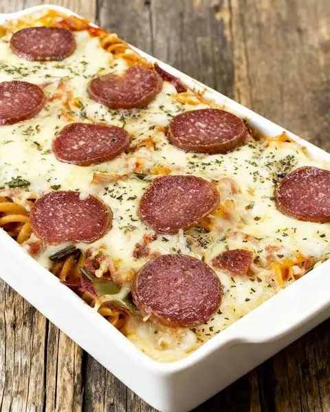 Pasta ovenschotel met groenten en salami