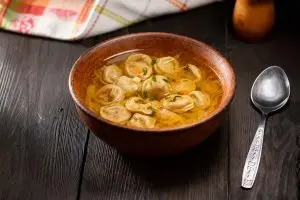 Uiensoep met tortellini