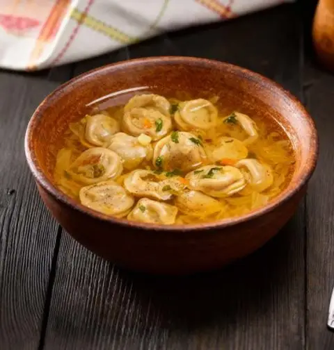 Uiensoep met tortellini