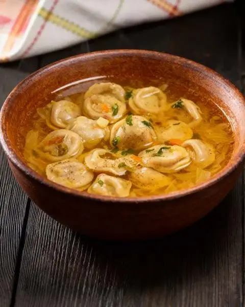 Uiensoep met tortellini