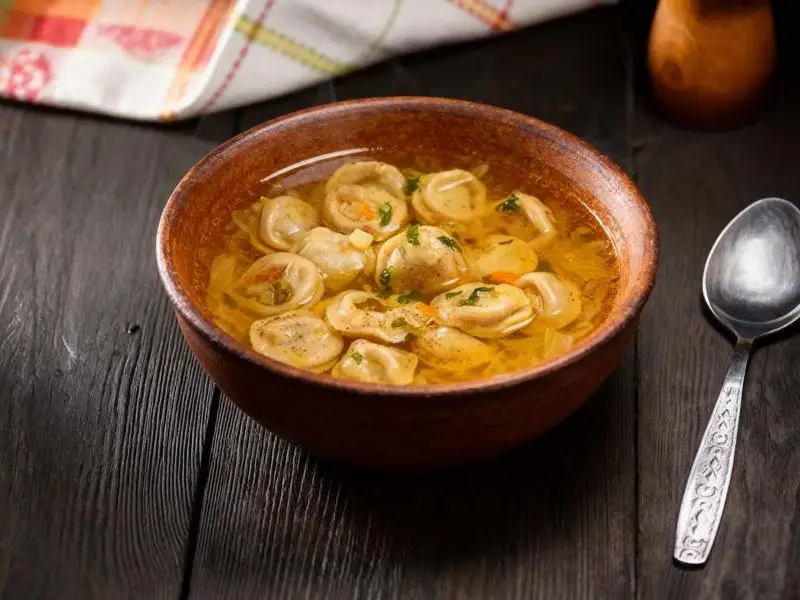 Uiensoep met tortellini