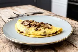 Boerenomelet met ui en champignons