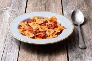 Farfalle met gehakt en tomaten-mascarponesaus