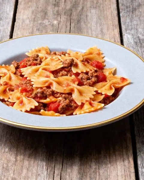 Farfalle met gehakt en tomaten-mascarponesaus