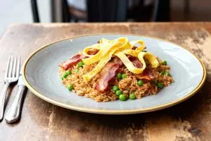 Gebakken rijst met groenten en omelet