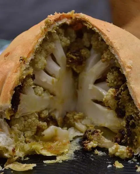 Hele bloemkool met pesto in bladerdeeg