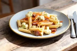 Penne met bloemkool en worst