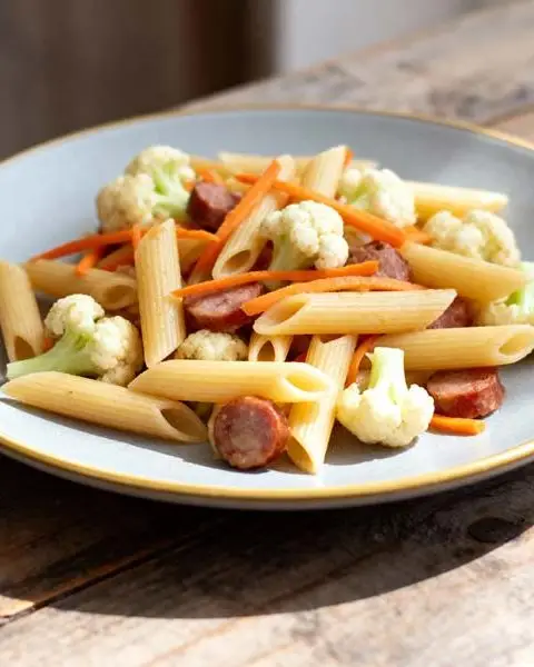 Penne met bloemkool en worst