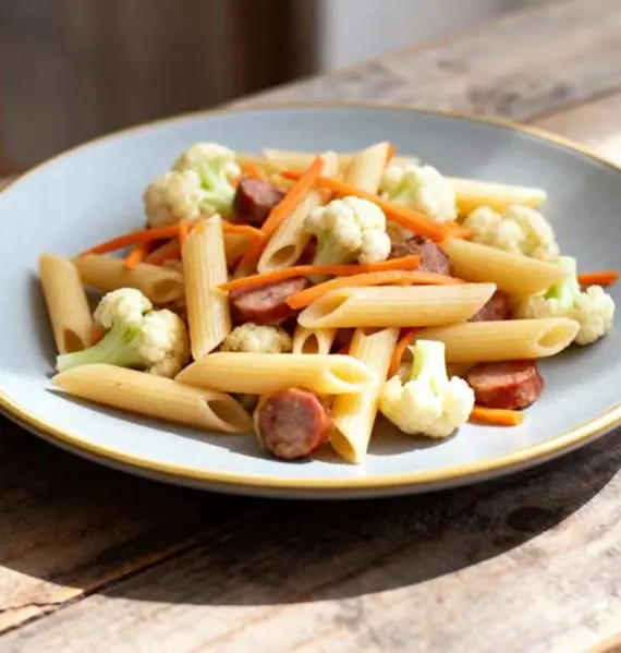 Penne met bloemkool en worst