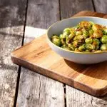 Gebakken rijst met groenten en omelet