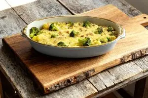 Aardappelschotel met broccoli