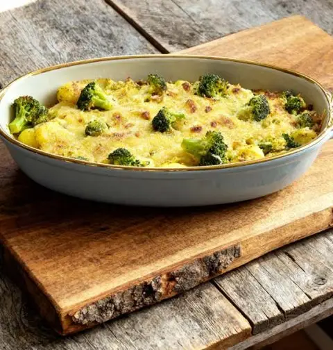 Aardappelschotel met broccoli