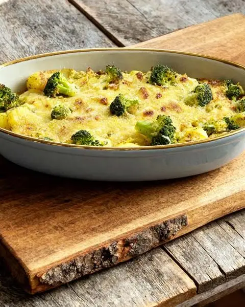 Aardappelschotel met broccoli