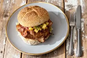 Baconburger met ananassalsa