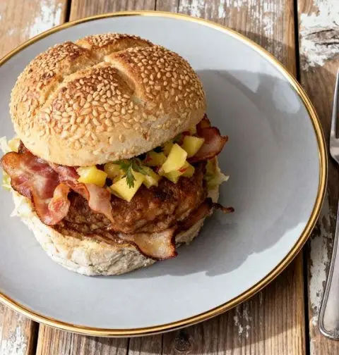 Baconburger met ananassalsa