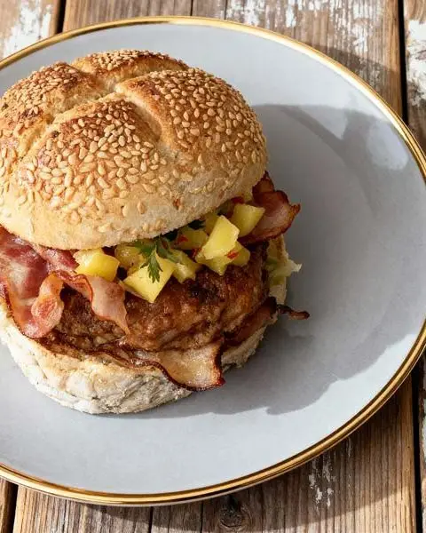 Baconburger met ananassalsa