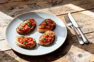Bruschetta met tomaat en basilicum
