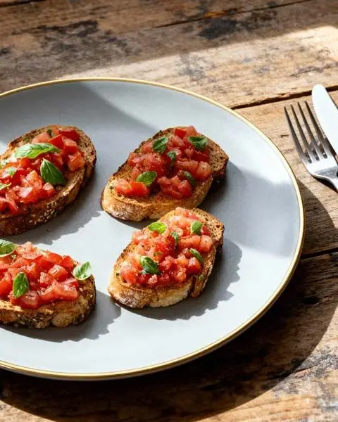 Bruschetta met tomaat en basilicum