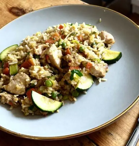 Gebakken rijst met kip en courgette