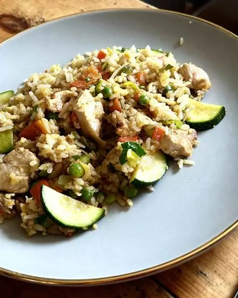 Gebakken rijst met kip en courgette