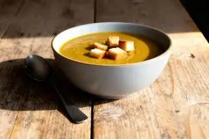 Kerriesoep met kip een aardappel