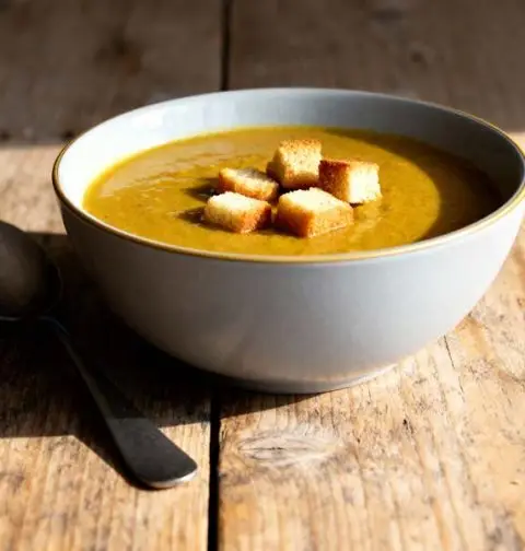 Kerriesoep met kip een aardappel