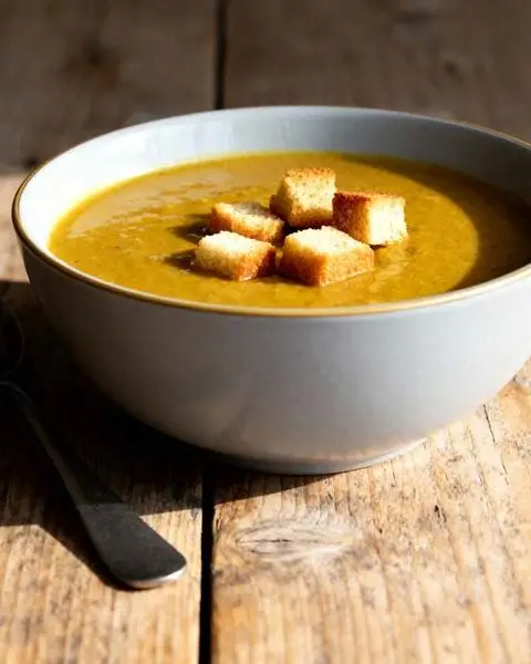 Kerriesoep met kip een aardappel