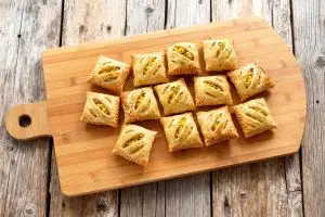 Kip kerrie bladerdeeghapjes