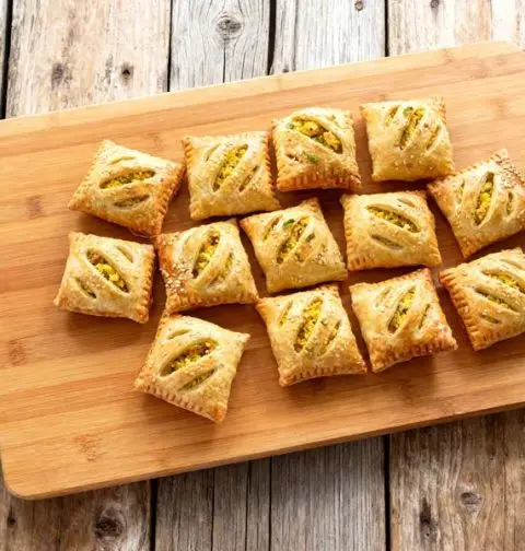 Kip kerrie bladerdeeghapjes