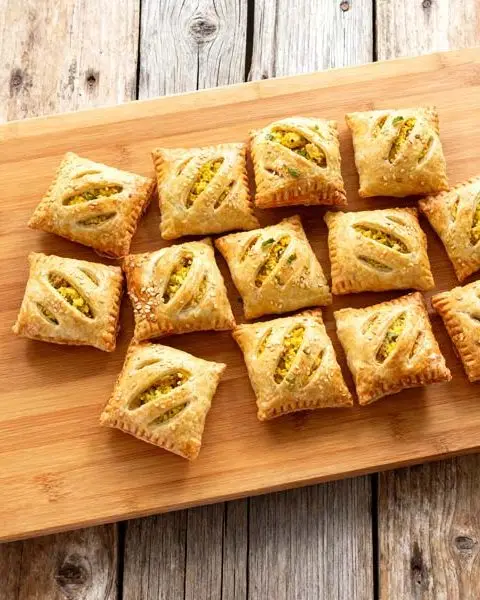 Kip kerrie bladerdeeghapjes