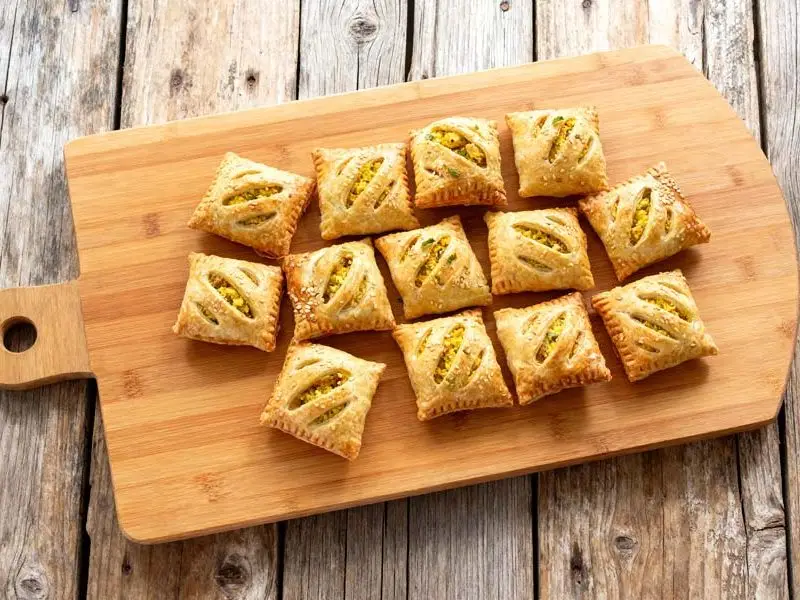 Kip kerrie bladerdeeghapjes