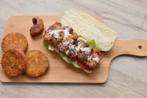 Pestobroodje met gekruide kip