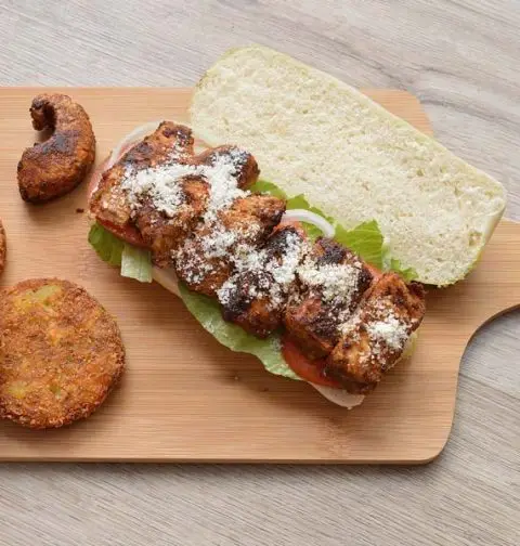 Pestobroodje met gekruide kip