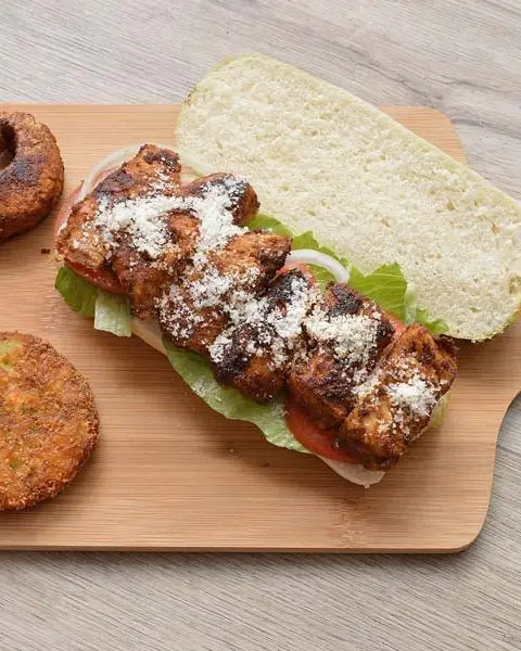 Pestobroodje met gekruide kip