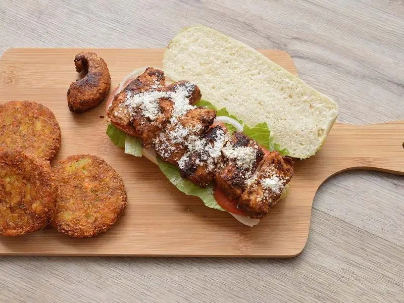 Pestobroodje met gekruide kip