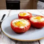 Met fetakaas gevulde deegrolletjes