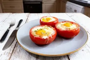 Pikant gevulde tomaten met eieren