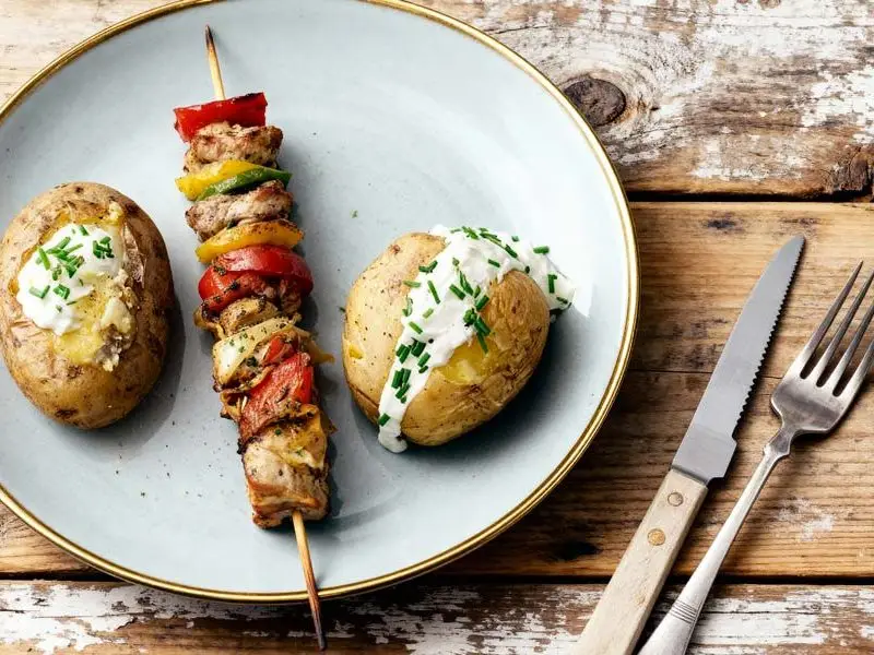 Provencaalse Spiesen met gepofte aardappel