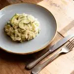 Pestobroodje met gekruide kip